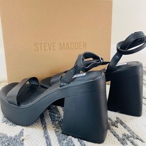 Black Platform heels- Steve Madden